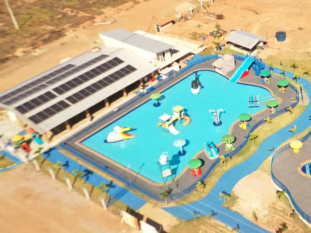 Piscina infantil do Águas Clara Resort com escorregadores e brinquedos aquáticos, vista de cima
