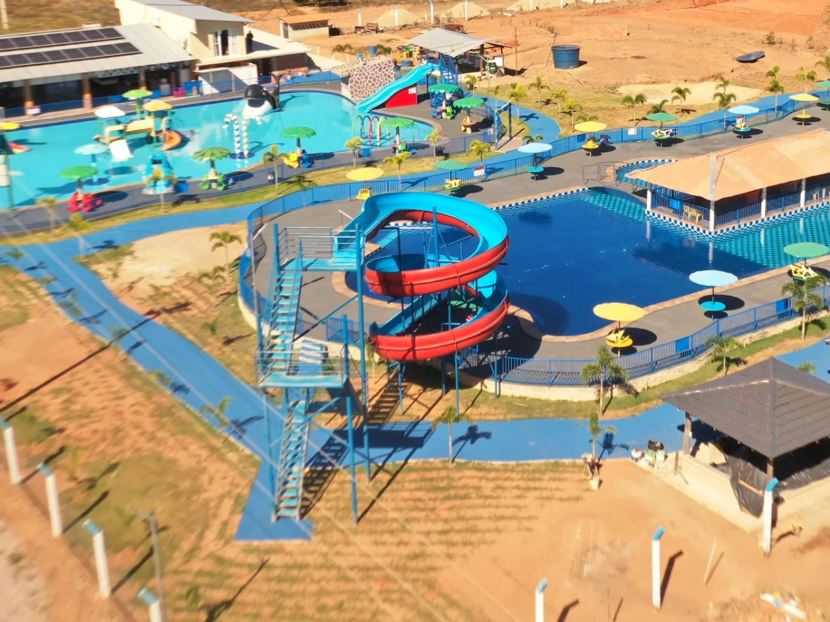 Toboágua em espiral vermelho e azul do Águas Clara Resort visto de cima